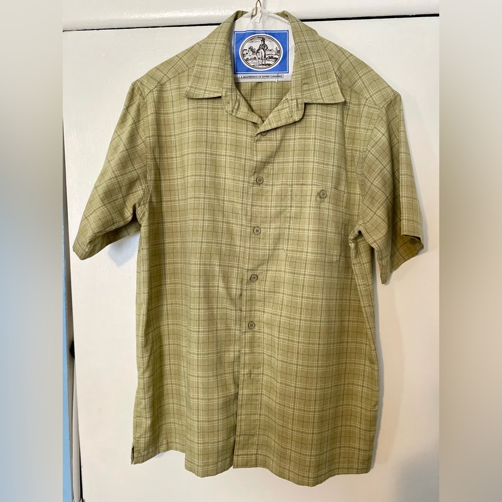 Men’s Haggar brand clothing, size medium short sleeve. Smoke-free home.
